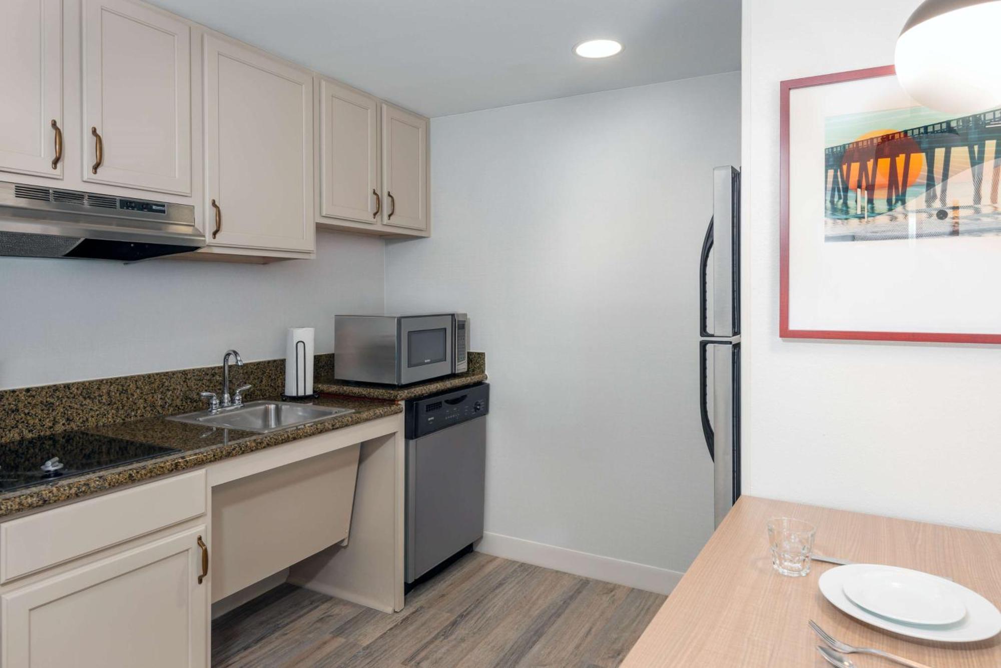 Homewood By Hilton Airport - Westshore Hotel