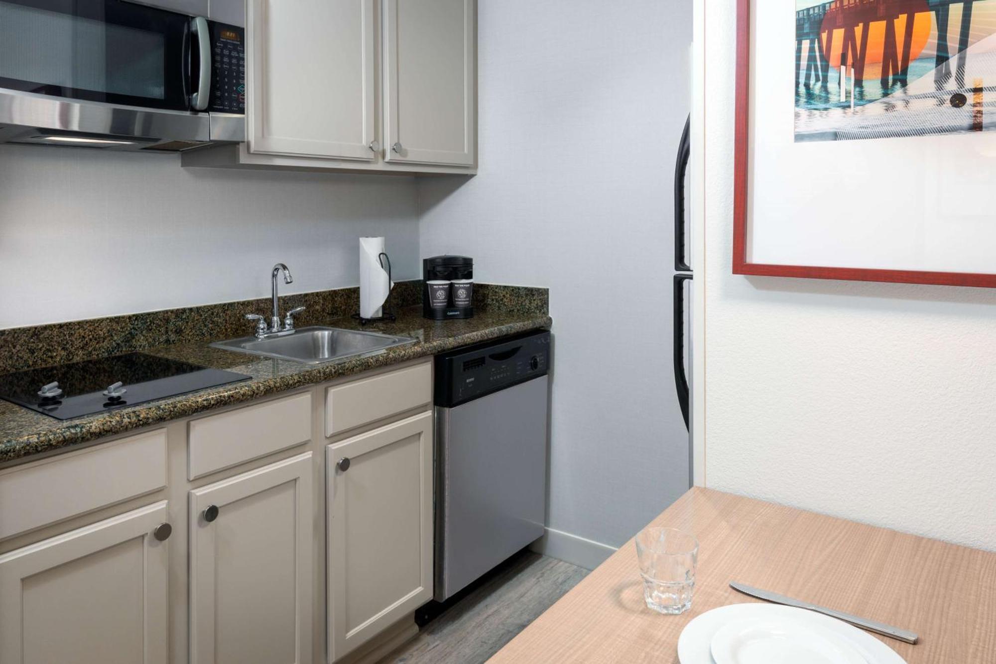 Hotel Homewood By Hilton Airport - Westshore 3*